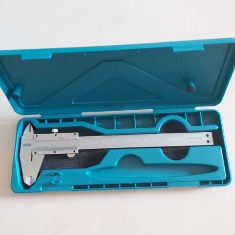 Thước kẹp Cơ Khí TOTAL TMT311501 150mm - Dụng cụ đo chính xác bằng thép carbon, hộp nhựa bảo vệ.