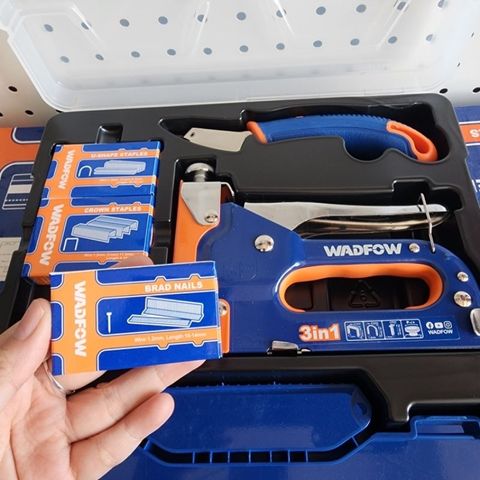 Bộ kìm bấm ghim 3 trong 1 Wadfow WGU4B06 - Dụng cụ đa năng với 1500 đinh và dụng cụ gỡ ghim, hộp xách tay tiện lợi cho DIY và sửa chữa.