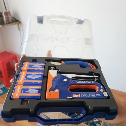 Bộ kìm bấm ghim 3 trong 1 Wadfow WGU4B06 - Dụng cụ đa năng với 1500 đinh và dụng cụ gỡ ghim, hộp xách tay tiện lợi cho DIY và sửa chữa.