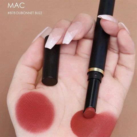 Son môi Mac 878 Slim Dubonnet Buzz – Màu đỏ quyến rũ, dưỡng ẩm mềm mịn, chất lượng cao, phù hợp mọi tone da, trang điểm hoàn hảo.