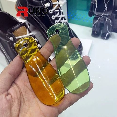 Cây Đón Gót Giày MICA Tiện Lợi - Giúp Xỏ Giày Dễ Dàng, Móc Treo Chìa Khóa Ngẫu Nhiên, Phụ Kiện Thời Trang Hữu Ích