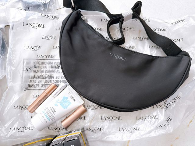 Set Quà Tặng Chăm Sóc Da Lancome - Túi Xách, Sữa Rửa Mặt 50ml, Mascara Nối Mi Dài Cực Đại, Son Thỏi Mini Màu 274