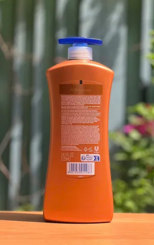 Sữa Dưỡng Thể Dưỡng Ẩm Trắng Da toàn thân Vaseline Body Lotion Chai 725ml