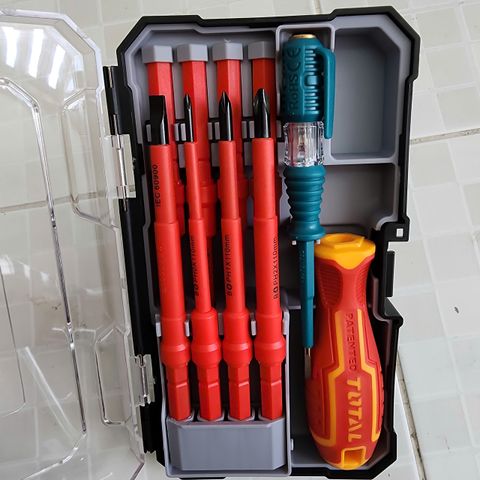 Bộ Tuốc Nơ Vít Cách Điện 10 Chi Tiết Total THTIS5106 - Dụng Cụ An Toàn Cho Thợ Điện và Sửa Chữa, Thép Hợp Kim Bền Bỉ