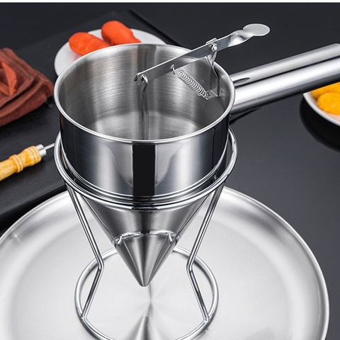 Phễu inox rót bột có giá đứng và tay cầm tiện dụng - Dụng cụ làm bánh chuyên nghiệp cho nhà bếp 130x200mm (TV664)
