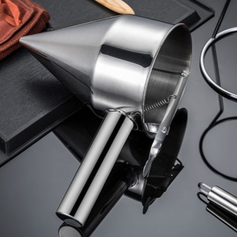 Phễu inox rót bột có giá đứng và tay cầm tiện dụng - Dụng cụ làm bánh chuyên nghiệp cho nhà bếp 130x200mm (TV664)