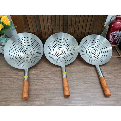 Vợt Vớt Xương Cao Cấp Cán Gỗ - Dùng Vớt Rau Củ, Thức Ăn Chiên, Inox 304 Bền Đẹp - Đồ Dùng Bếp Chất Lượng Nhật Bản (TV145)