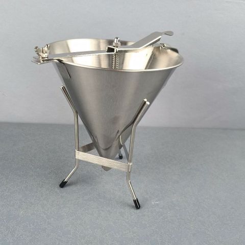 Phễu Rót Sốt Inox Hình Chóp Có Giá Đứng và Quai Cầm Chống Trượt - Phụ Kiện Nhà Bếp Chính Hãng TVKITCHEN (TV462)