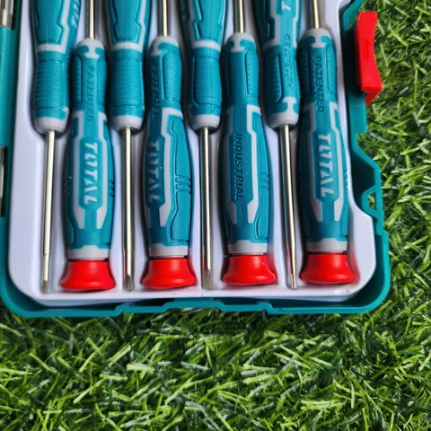 Bộ tua vít chính xác 8 chi tiết TOTAL THT250826 - Đầu thép Cr-V bền chắc, tay cầm chống trượt, lý tưởng cho sửa chữa điện thoại và thiết bị điện tử.