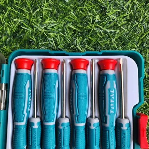 Bộ tua vít chính xác 8 chi tiết TOTAL THT250826 - Đầu thép Cr-V bền chắc, tay cầm chống trượt, lý tưởng cho sửa chữa điện thoại và thiết bị điện tử.