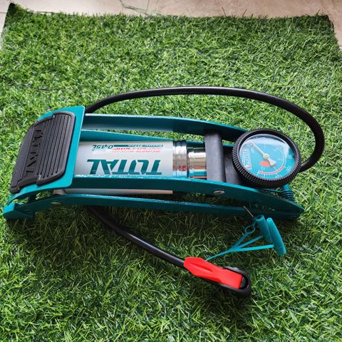 Bơm Hơi Đạp Chân Total TMPP5511 - Dụng Cụ Bơm Cho Xe Máy, Ô Tô, Xe Đạp, Thân Thép Chắc Chắn, Đồng Hồ Đo Áp Suất Chính Xác