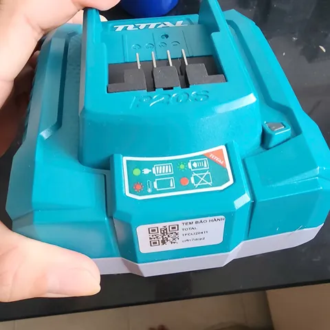 Đế sạc nhanh Total TFCLI20411 20V-4Ah - Sạc pin Lithium-Ion an toàn, hiệu suất cao, hàng chính hãng