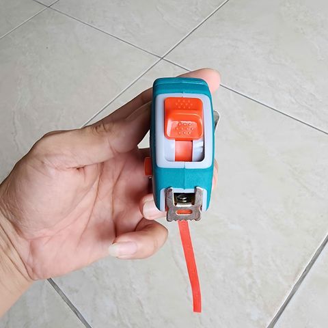 Thước cuộn thép 3m Total TMT126031 - Dụng cụ đo đạc chính xác, khóa cố định, tiện dụng cho thợ xây dựng và gia đình.
