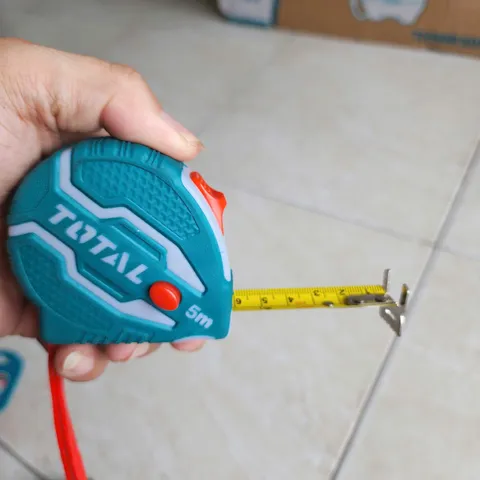Thước cuộn thép Total TMT126051 5m - Dụng cụ cầm tay chính hãng với lưỡi thép chống mài mòn và khóa cố định tiện lợi cho đo lường chính xác