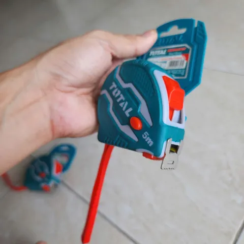 Thước cuộn thép Total TMT126051 5m - Dụng cụ cầm tay chính hãng với lưỡi thép chống mài mòn và khóa cố định tiện lợi cho đo lường chính xác