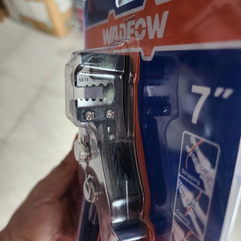 Kìm tuốt dây tự động 7 inch Wadfow WBQ9601 - Dụng cụ cầm tay chính hãng, tiện lợi cho thợ điện và sửa chữa gia đình.