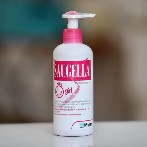 Dung dịch vệ sinh cho bé gái Saugella 200ml - Chiết xuất tự nhiên, an toàn dùng hàng ngày cho bé từ 3 tuổi trở lên