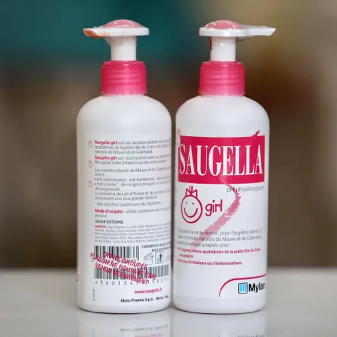 Dung dịch vệ sinh cho bé gái Saugella 200ml - Chiết xuất tự nhiên, an toàn dùng hàng ngày cho bé từ 3 tuổi trở lên
