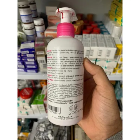 Dung dịch vệ sinh Saugella cho bé gái 200ml - An toàn, chiết xuất tự nhiên, bảo vệ vùng kín nhạy cảm, phù hợp từ 3 tuổi trở lên