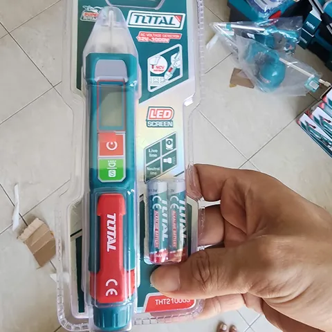 Bút Dò Điện Áp AC Total THT210003 - Đo Điện Áp 12-1000V, Đèn LED Rõ Ràng, An Toàn, Chính Xác Cho Thợ Điện Và Gia Đình