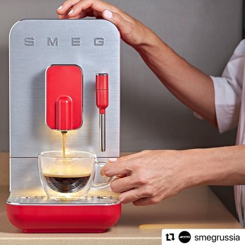Máy Pha Cà Phê Espresso Smeg BCC02RDMEU Đỏ - 19 Bar, Tự Động, Chức Năng Tạo Bọt Sữa | Thiết Bị Pha Cà Phê Sang Trọng