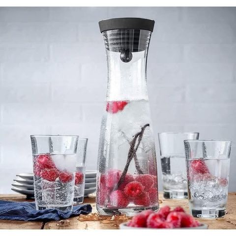 Bình Đựng Nước Thủy Tinh WMF Basic 1L - Thiết Kế Thanh Mảnh Với Nắp Silicon Tự Động, Chống Rò Rỉ, Phù Hợp Cho Tủ Lạnh