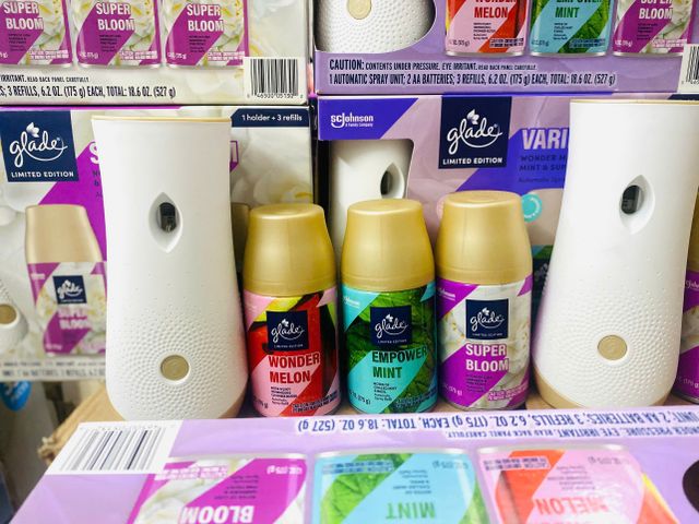 Set Máy Xịt Thơm Tự Động GLADE Hương Hoa Hồng - Thiết Bị Khử Mùi Hiện Đại, Giải Pháp Thơm Mát Cho Không Gian Sống