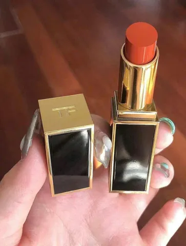 Son môi Tom Ford 93 Satin Matte Invite Only - Màu đỏ ruby quyến rũ, chất son mềm mại, bền màu cho mọi dịp sử dụng.