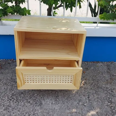 Kệ Tủ Đầu Giường Gỗ Thông Phối Mây Đan Mắt Cáo - Ngăn Kéo Tiện Dụng, Kích Thước 45x35x52cm, Sơn PU Chống Ẩm Mốc