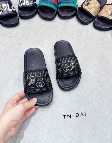 Dép Lê Kiểu Ngẫu Nhiên Size 25-29 Cho Bé Trai - Giày Mùa Hè Thoải Mái, An Toàn Và Đáng Yêu