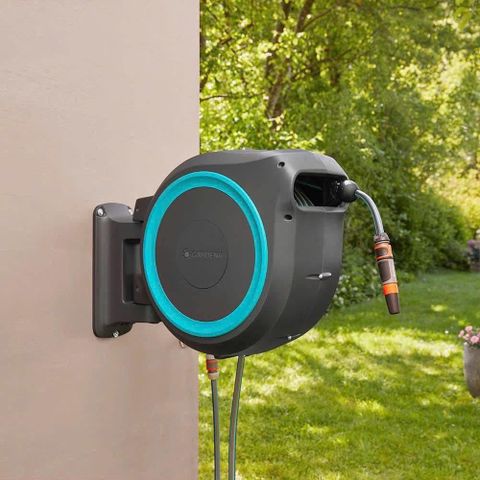 Bộ vòi tưới treo tường tự động Gardena 18625-20, 30m, tiện lợi cho việc tưới cây, vệ sinh sân vườn, tiết kiệm không gian.