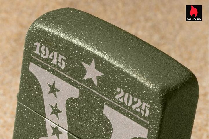 Bật Lửa Zippo Kỷ Niệm 80 Năm VE/VJ Day - Hạn Chế 9000 Chiếc, Vỏ Thép Green Crackle, Quà Tặng Sưu Tầm Độc Đáo