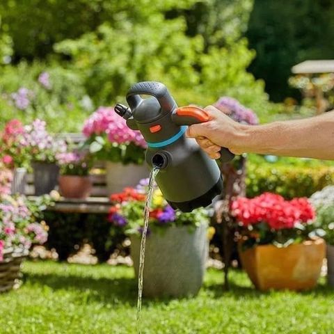 Bình tưới cây áp suất 1,25L Gardena 11120-20 - Dụng cụ chăm sóc cây vườn bền bỉ, tiện lợi và dễ sử dụng cho cây cảnh