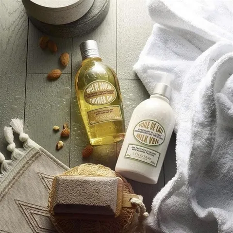 Dưỡng thể L'Occitane Almond Milk Veil 240ml