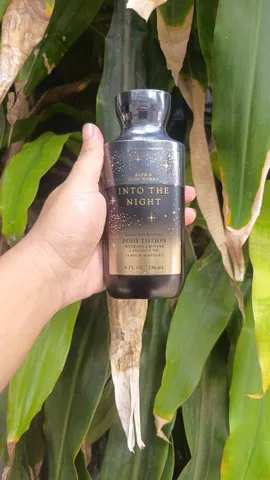 Sữa Dưỡng Thể Bath & Body Works Into The Night 236ml - Giúp Da Mềm Mại và Sáng Màu, Tăng Cường Độ Ẩm, Chiết Xuất Tự Nhiên