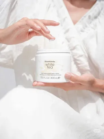 Dưỡng Thể Hương Nước Hoa Trà Trắng Elizabeth Arden 400ml - Kem Dưỡng Da Ngọc Ngà, Hương Thơm Thanh Khiết, Chăm Sóc Da Mềm Mại