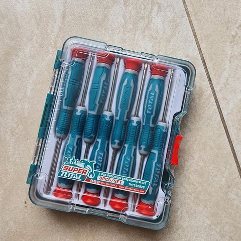 Bộ 8 Tua Vít Total THT250826 - Dụng Cụ Tiện Ích Chất Lượng Cao, Tay Cầm Thoải Mái, Hộp Nhựa Tiện Dụng