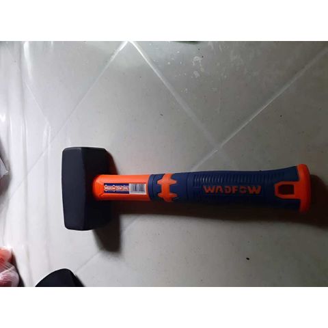 Búa tạ 800g Wadfow WHM2308 - Dụng cụ làm vườn chuyên dụng với tay cầm sợi thủy tinh chịu lực cao, phù hợp cho các công việc rèn khuôn và xây dựng.