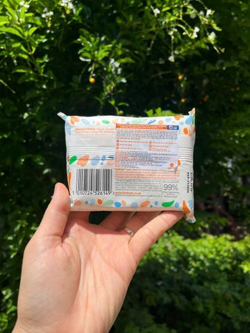 Khăn ướt vệ sinh vùng kín Femfresh - Khăn hàng ngày chiết xuất tự nhiên, pH cân bằng, 25 tờ tiện lợi, dễ sử dụng