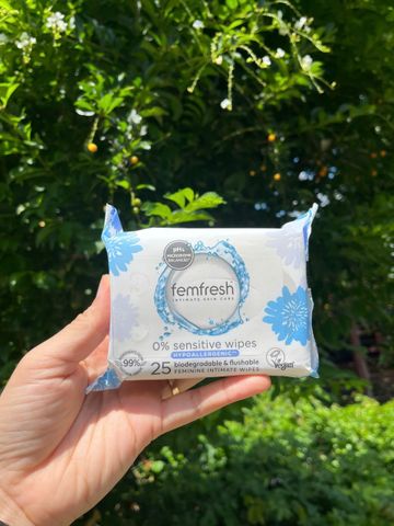 Khăn ướt Vệ Sinh Vùng Kín Nhạy Cảm Femfresh 0% Sensitive - 25 Tờ, Chiết Xuất Lô Hội, An Toàn, Kháng Khuẩn, Dễ Dàng Sử Dụng