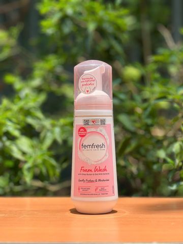 Nước rửa vệ sinh phụ nữ Femfresh Foam Wash 150ml - Chứa Bơ Shea & Chiết Xuất Sữa Yến Mạch - An Toàn và Dưỡng Ẩm Cho Vùng Kín