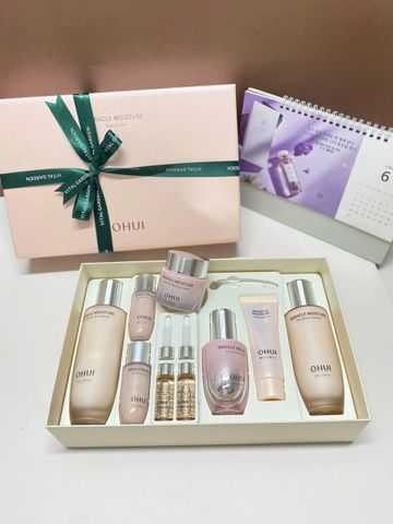Bộ chăm sóc da trắng hồng Ohui Miracle Moisture Set 9 sản phẩm - Dưỡng ẩm hoàn hảo với công nghệ Chiffon-Ceramide cho làn da mềm mịn, rạng rỡ.