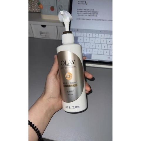 Dưỡng thể Olay B5, B3+ Vitamin C trắng da 250ml