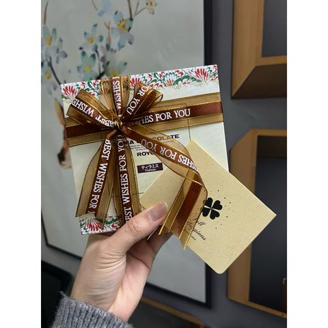 Socola tươi Nama Royce - Nhật Bản buộc nơ và tặng thiệp.