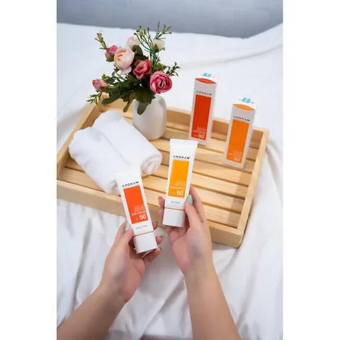 Kem Chống Nắng Ahohwa Dành Cho Da Dầu SPF 50+ PA++++