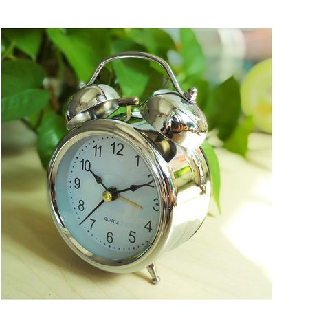 Đồng Hồ Báo Thức Inox Cổ Điển 2 Chuông - Màu Ngẫu Nhiên, Kiểu Dáng Nhỏ Gọn, Chạy Êm, Có Đèn LED Xem Giờ Tối
