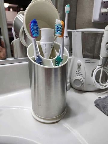 Hộp đựng bàn chải và kem đánh răng Oxo - Thiết kế hiện đại, chất liệu thép không gỉ, sắp xếp gọn gàng cho phòng tắm tiện nghi.