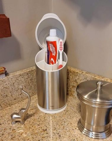 Hộp đựng bàn chải và kem đánh răng Oxo - Thiết kế hiện đại, chất liệu thép không gỉ, sắp xếp gọn gàng cho phòng tắm tiện nghi.