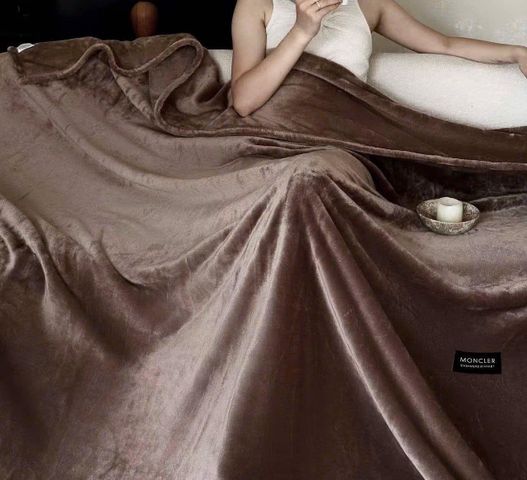 Chăn Moncler Crytal Plush Queen - 248x233cm, Nhung Mịn Sang Trọng, Giữ Ấm Tối Ưu, Tặng Túi Xách Cao Cấp, Trang Trí Nội Thất Đẳng Cấp