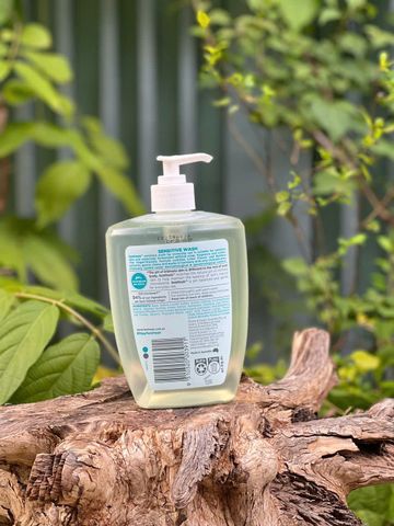 Dung dịch vệ sinh phụ nữ cho da nhạy cảm Femfresh 600ml - Chiết xuất hoa sen và lô hội, sạch nhẹ dịu dàng cho vùng kín nhạy cảm